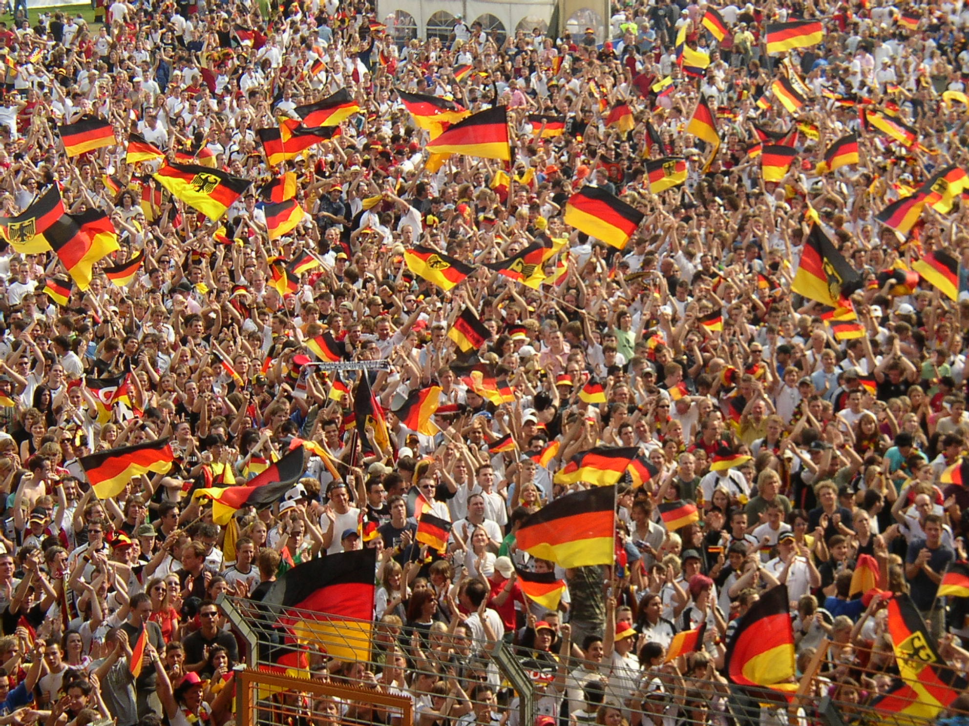 http://waldointernationalclub.files.wordpress.com/2009/11/world_cup_2006_german_fans_at_bochum.jpg
